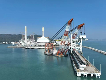 華潤海豐卸船機(jī)順利吊裝，助力粵港澳大灣區(qū)能源供應(yīng)